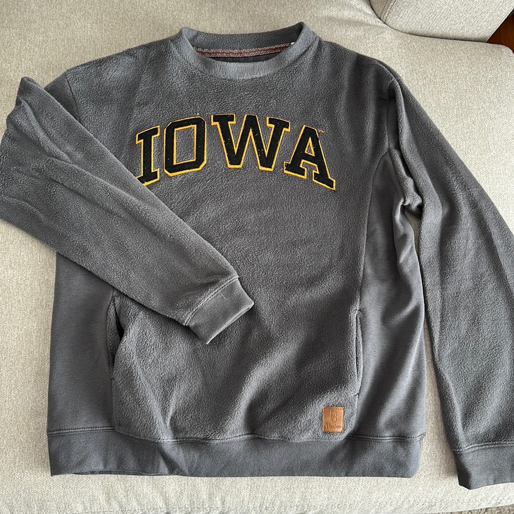 Iowa crewneck with pockets. Small